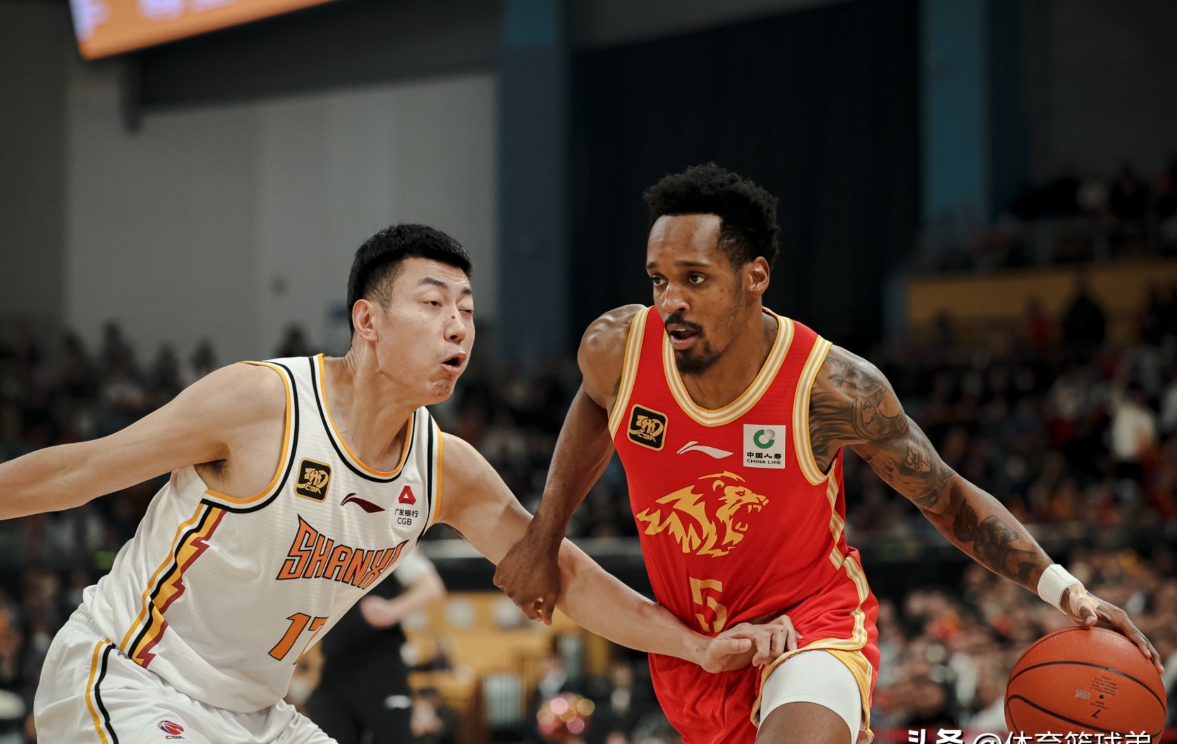 深圳男篮迎意大利杯关键赛；赛前防线松动；球迷炸锅；更衣室氛围转暖的简单介绍